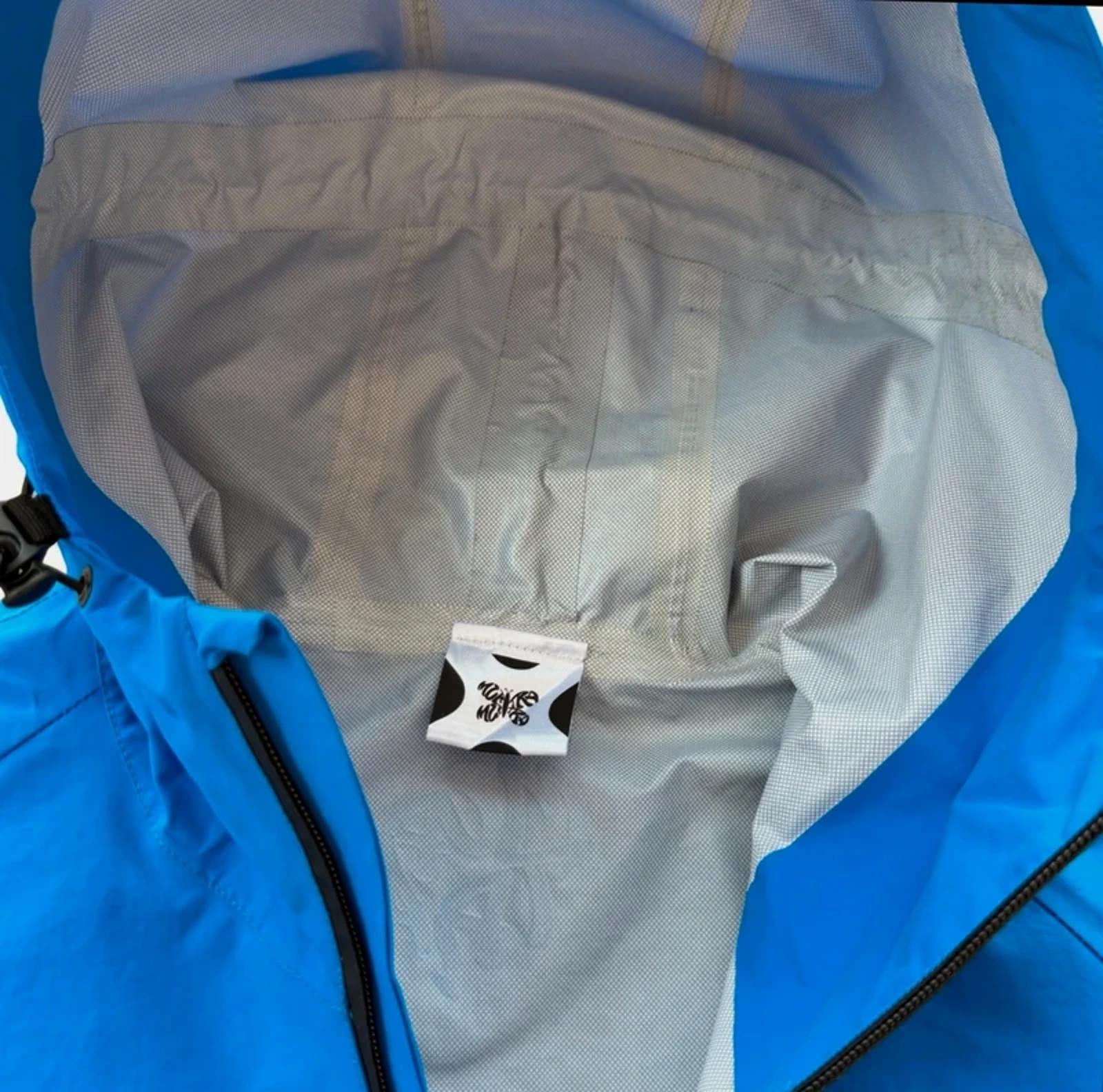 Mertra Water Reactive Windbreaker Blue