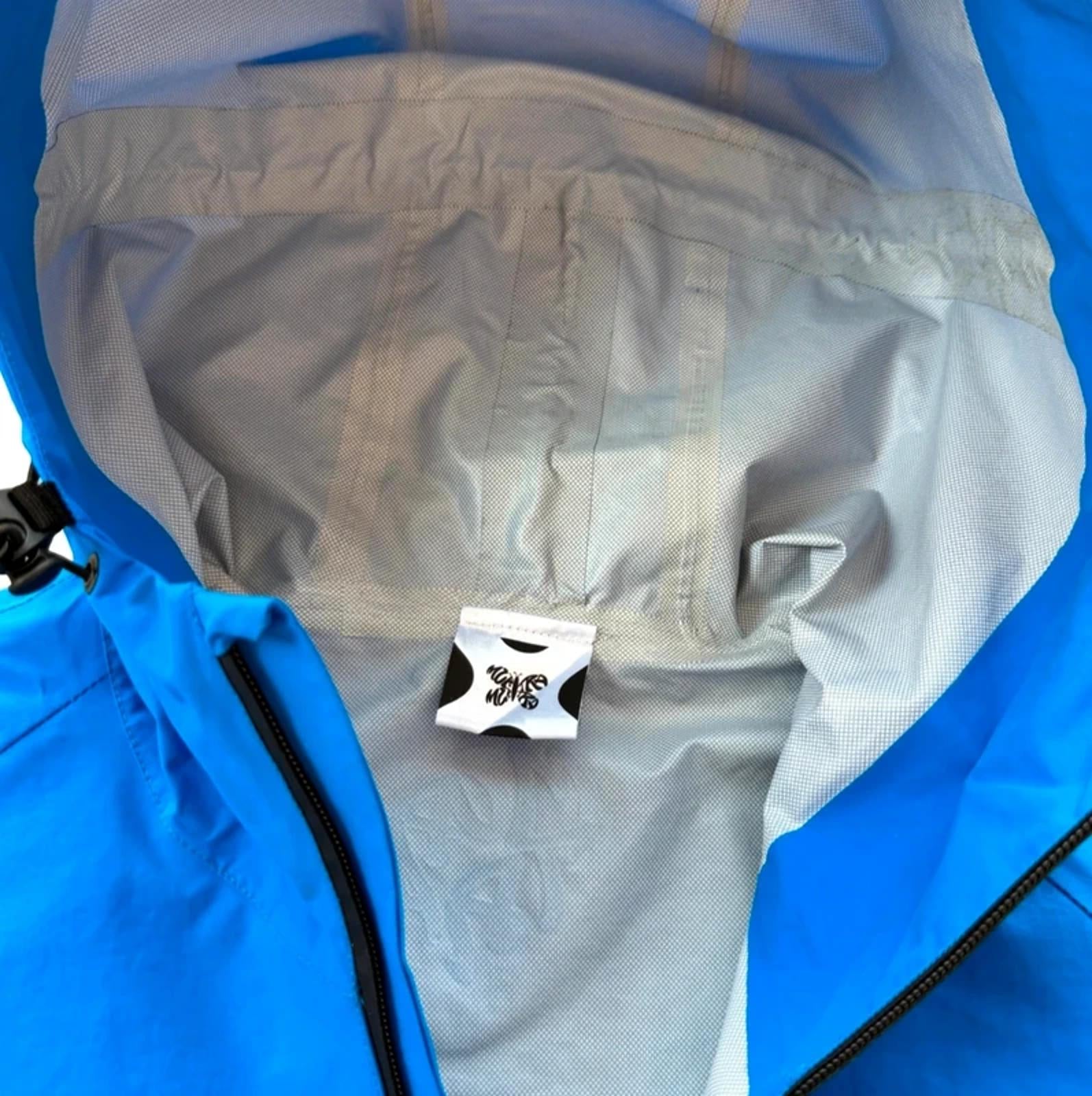 Mertra Water Reactive Windbreaker Blue